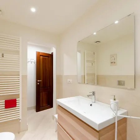 Mazzini 43, Rapallo, Apartment 85 Mq, 2B, 1B, Wi-Fi, Air Conditioning, Available On Request Private Garage At 800Mt From The Apartment At 20,00 Euro Per Night